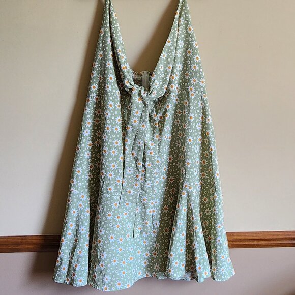 SHEIN Plus Tie Front Ruffle Hem Ditsy Floral Peekaboo Dress Size 4XL NWOT - Picture 4 of 6